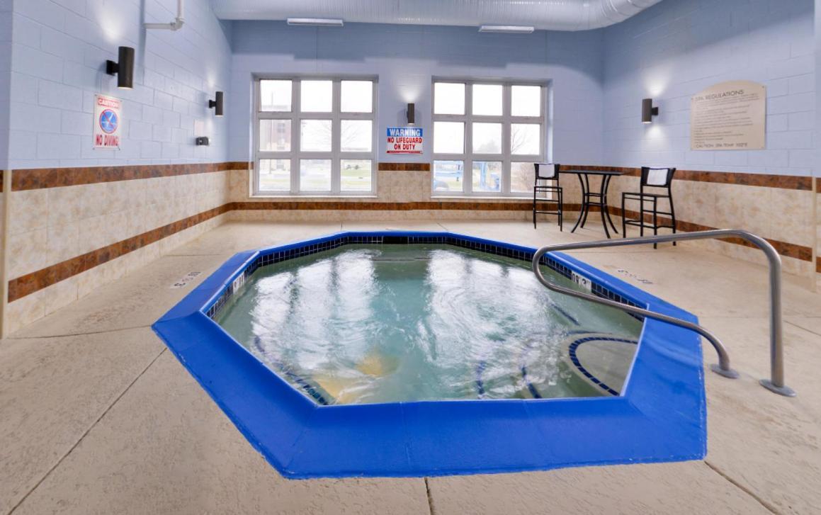 Holiday Inn Express Wixom By Ihg Extérieur photo