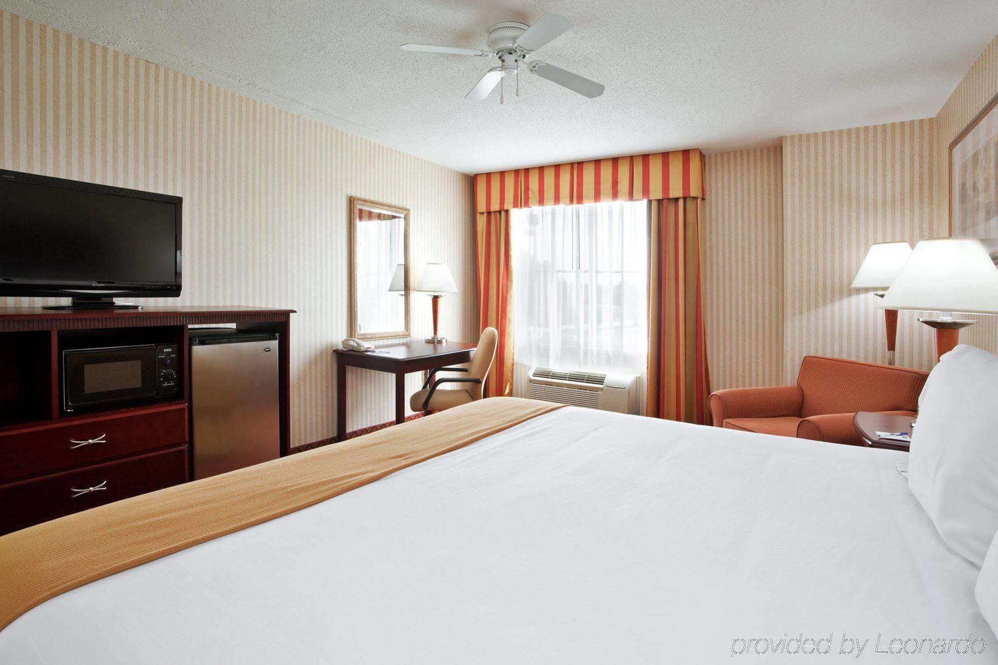 Holiday Inn Express Wixom By Ihg Chambre photo